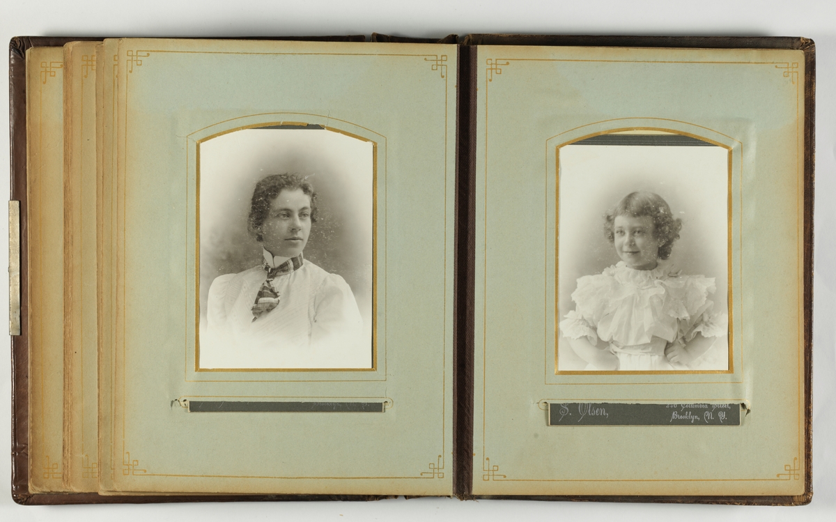 Gulnete svarthvitt-fotos i album med brun skinnperm med presset dekor.
Perm løsnet.