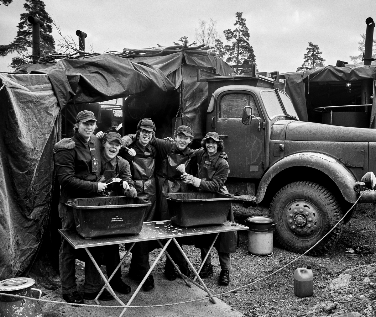 Vikingaberget, december 1984

Förplägnadsplutonen vid utbildningsplatsen för kockar.
Fortsättning från ARSF.002262
Bild 1-4: Kokgrupper
Bild 5: Löjtnant Robert Österberg längst bak th.

OBS! fem bilder.