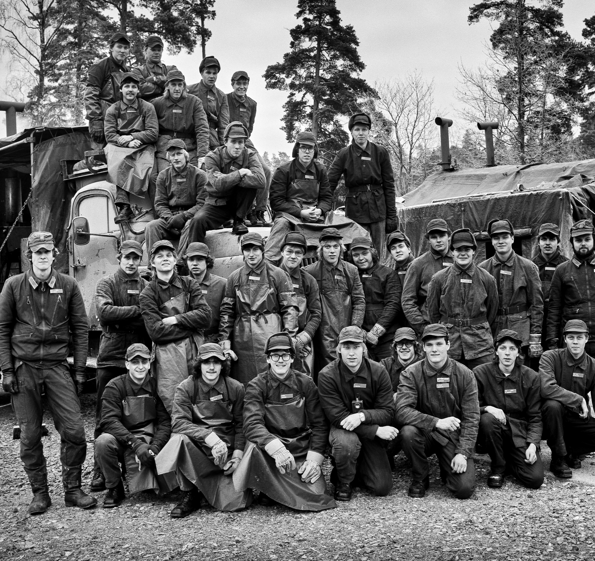 Vikingaberget, december 1984

Förplägnadsplutonen vid utbildningsplatsen för kockar.
Bild 1: Löjtnant Jan Hullberg tv, och plutonchefen lt Christian Berglund längst th.
Bild 2-4: Kokgrupper
Bild 5: Livsmedelsgruppen.

OBS! fem bilder.