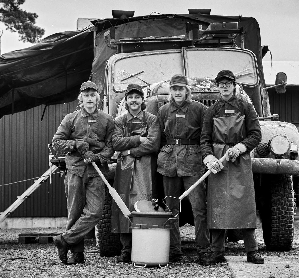 Vikingaberget, december 1984

Förplägnadsplutonen vid utbildningsplatsen för kockar.
Bild 1: Löjtnant Jan Hullberg tv, och plutonchefen lt Christian Berglund längst th.
Bild 2-4: Kokgrupper
Bild 5: Livsmedelsgruppen.

OBS! fem bilder.