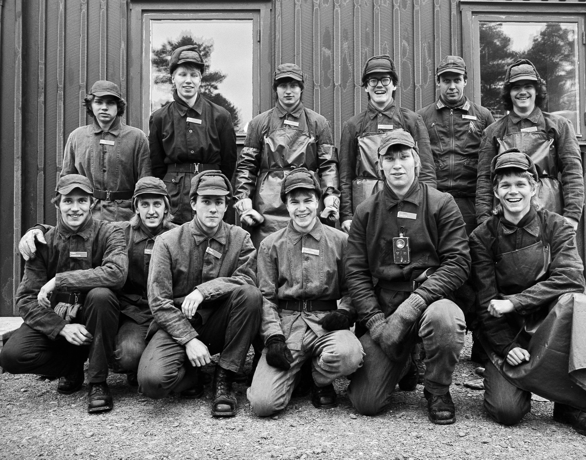 Vikingaberget, december 1984

Förplägnadsplutonen vid utbildningsplatsen för kockar.
Fortsättning från ARSF.002262
Bild 1-4: Kokgrupper
Bild 5: Löjtnant Robert Österberg längst bak th.

OBS! fem bilder.