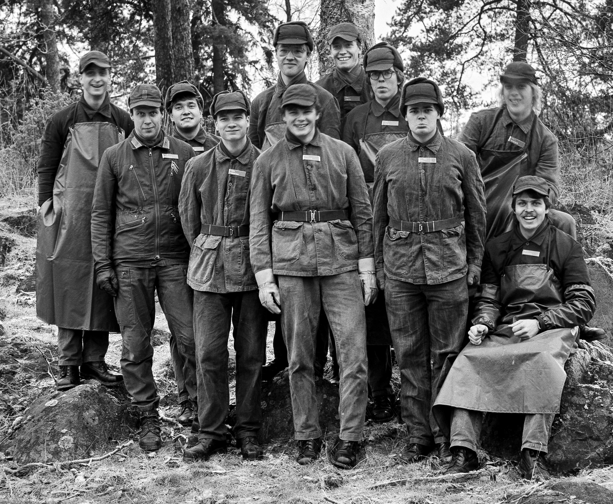 Vikingaberget, december 1984

Förplägnadsplutonen vid utbildningsplatsen för kockar.
Fortsättning från ARSF.002262
Bild 1-4: Kokgrupper
Bild 5: Löjtnant Robert Österberg längst bak th.

OBS! fem bilder.