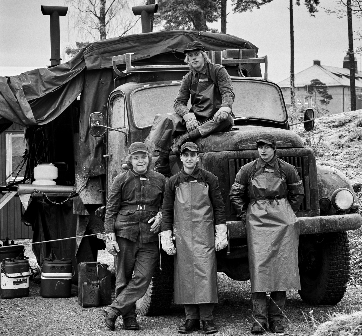 Vikingaberget, december 1984

Förplägnadsplutonen vid utbildningsplatsen för kockar.
Bild 1: Löjtnant Jan Hullberg tv, och plutonchefen lt Christian Berglund längst th.
Bild 2-4: Kokgrupper
Bild 5: Livsmedelsgruppen.

OBS! fem bilder.