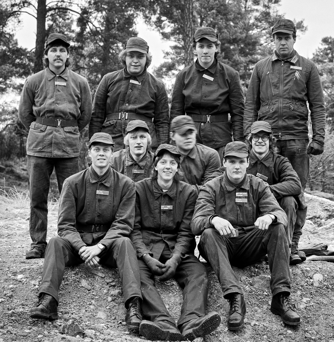 Vikingaberget, december 1984

Förplägnadsplutonen vid utbildningsplatsen för kockar.
Fortsättning från ARSF.002262
Bild 1-4: Kokgrupper
Bild 5: Löjtnant Robert Österberg längst bak th.

OBS! fem bilder.