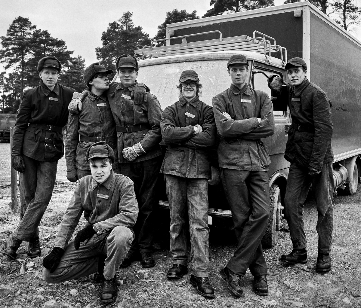 Vikingaberget, december 1984

Förplägnadsplutonen vid utbildningsplatsen för kockar.
Bild 1: Löjtnant Jan Hullberg tv, och plutonchefen lt Christian Berglund längst th.
Bild 2-4: Kokgrupper
Bild 5: Livsmedelsgruppen.

OBS! fem bilder.