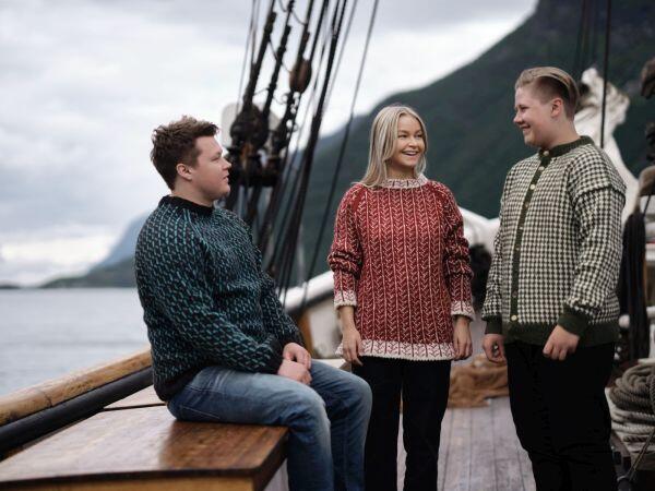 menneske på båt i strikka ullgensarar