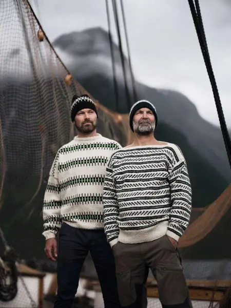 to menn i strikka genser