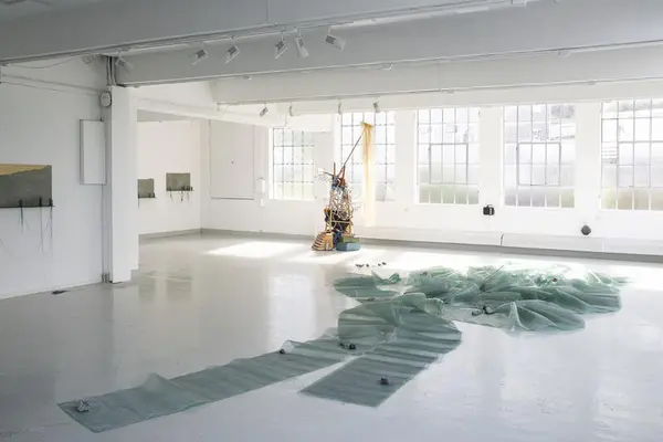 Kunstverk i kvitt utstillingslokale
