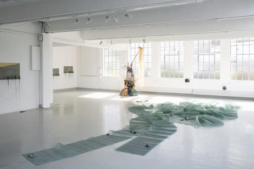 Kunstverk i kvitt utstillingslokale