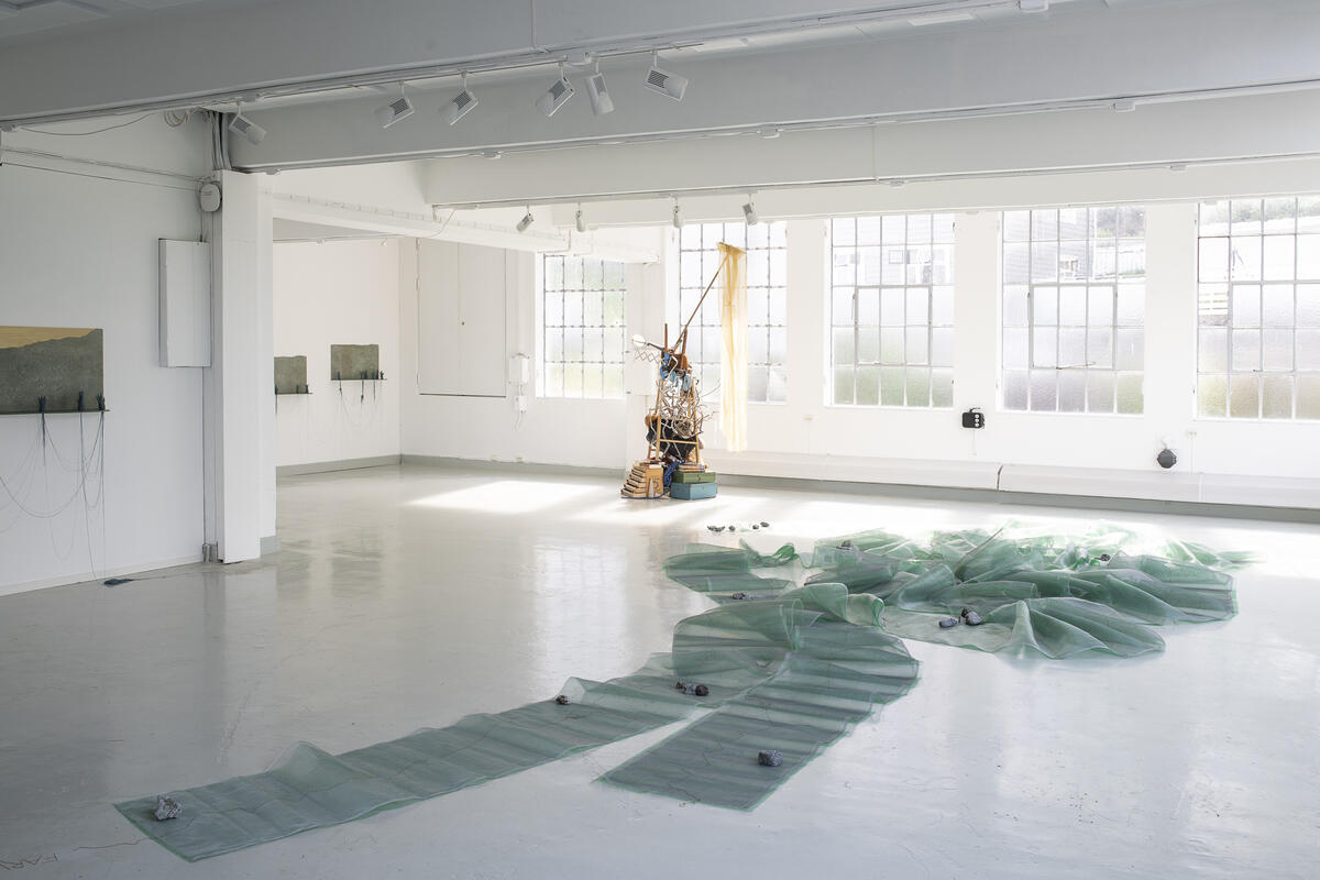 Kunstverk i kvitt utstillingslokale