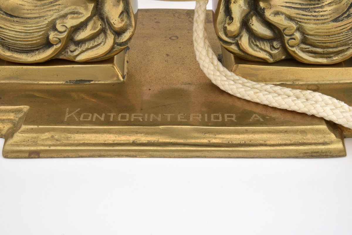 Skipsklokke med opphengsstativ og flettet klokkesnor.