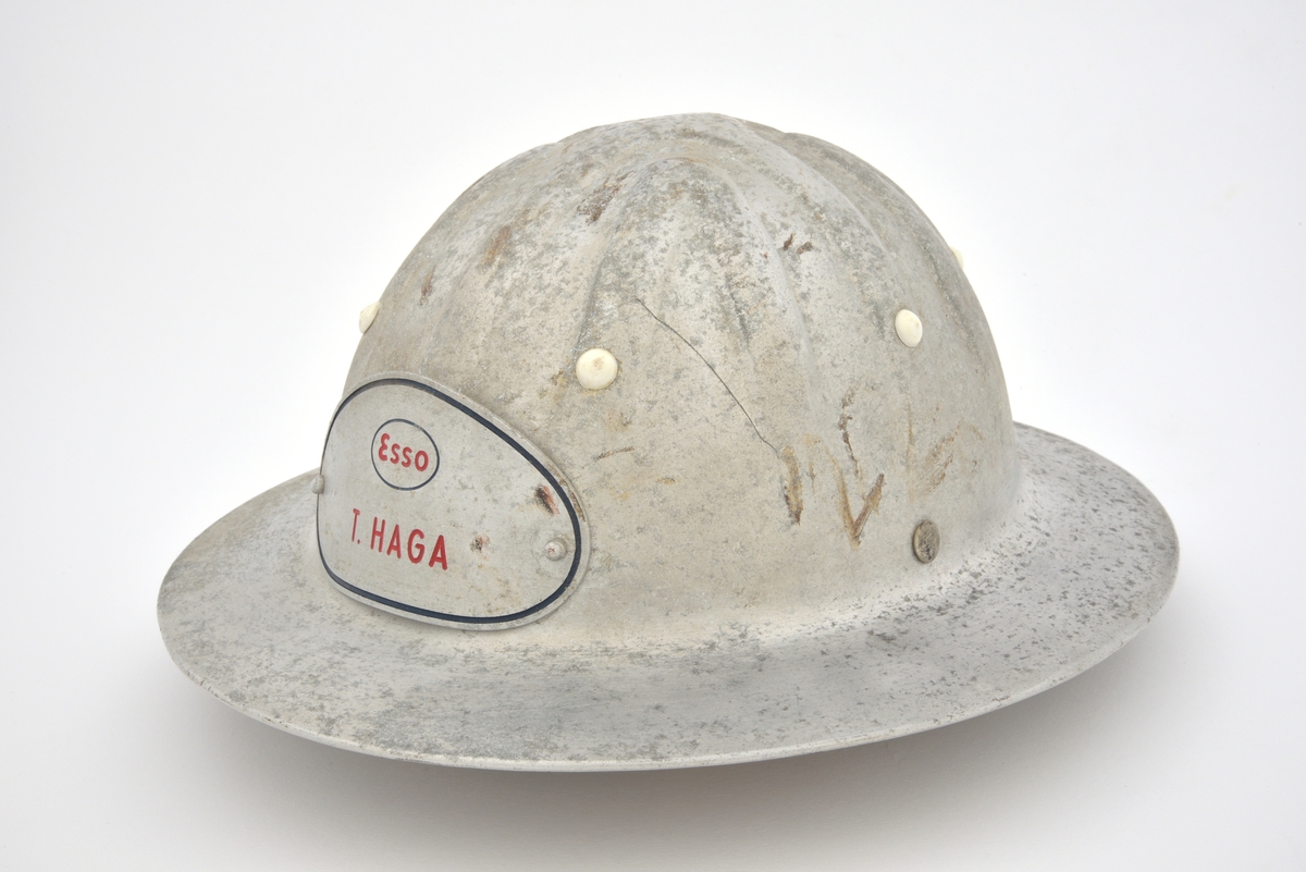 Vernehjelm med Esso sin logo og navneplate foran.