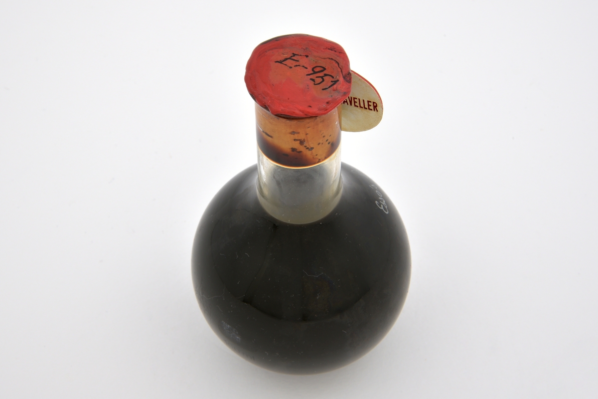 Forseglet flaske med Esso's første råolje fra Statfjord til Slagen-raffineriet.