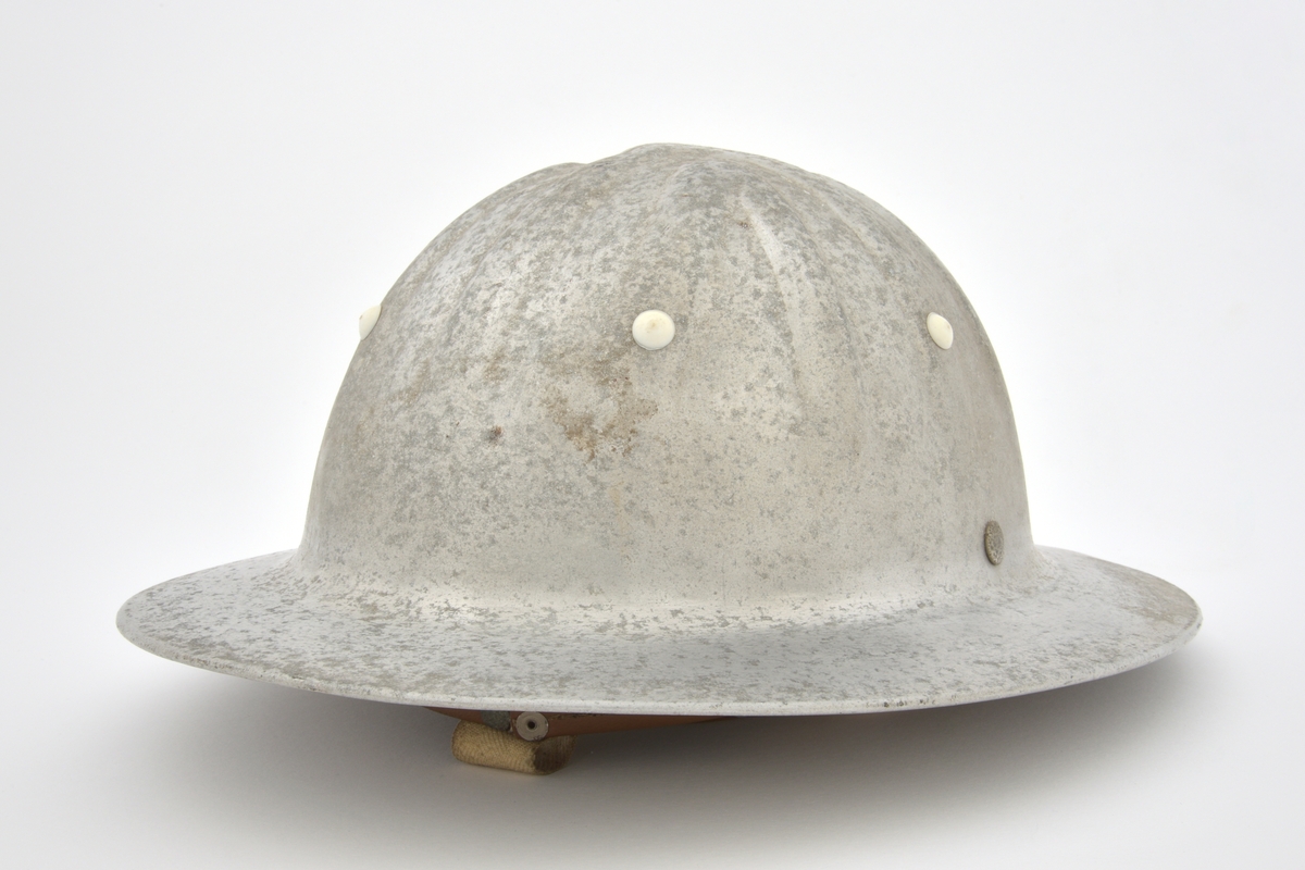 Vernehjelm med Esso sin logo og navneplate foran.