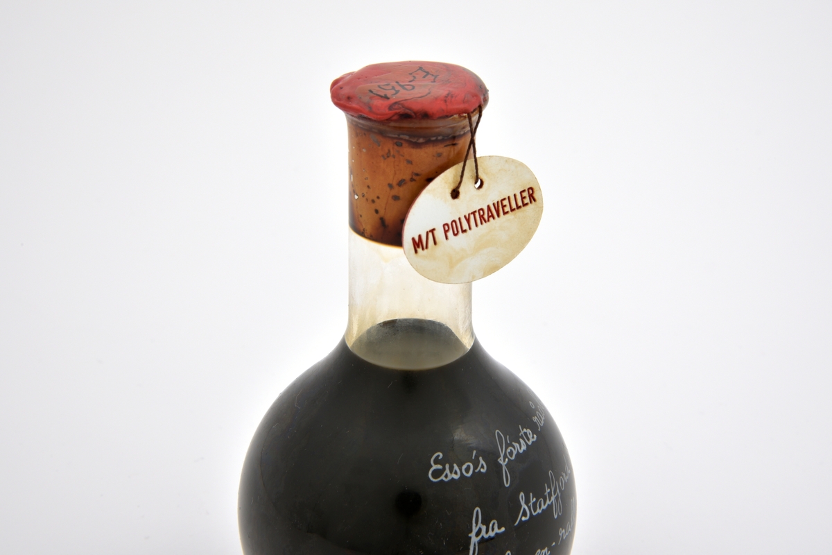 Forseglet flaske med Esso's første råolje fra Statfjord til Slagen-raffineriet.