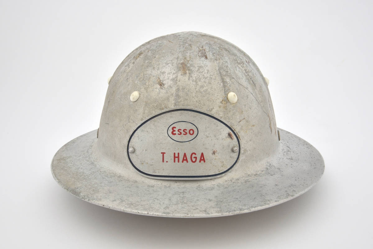Vernehjelm med Esso sin logo og navneplate foran.