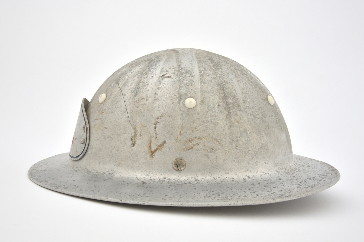 Vernehjelm med Esso sin logo og navneplate foran.