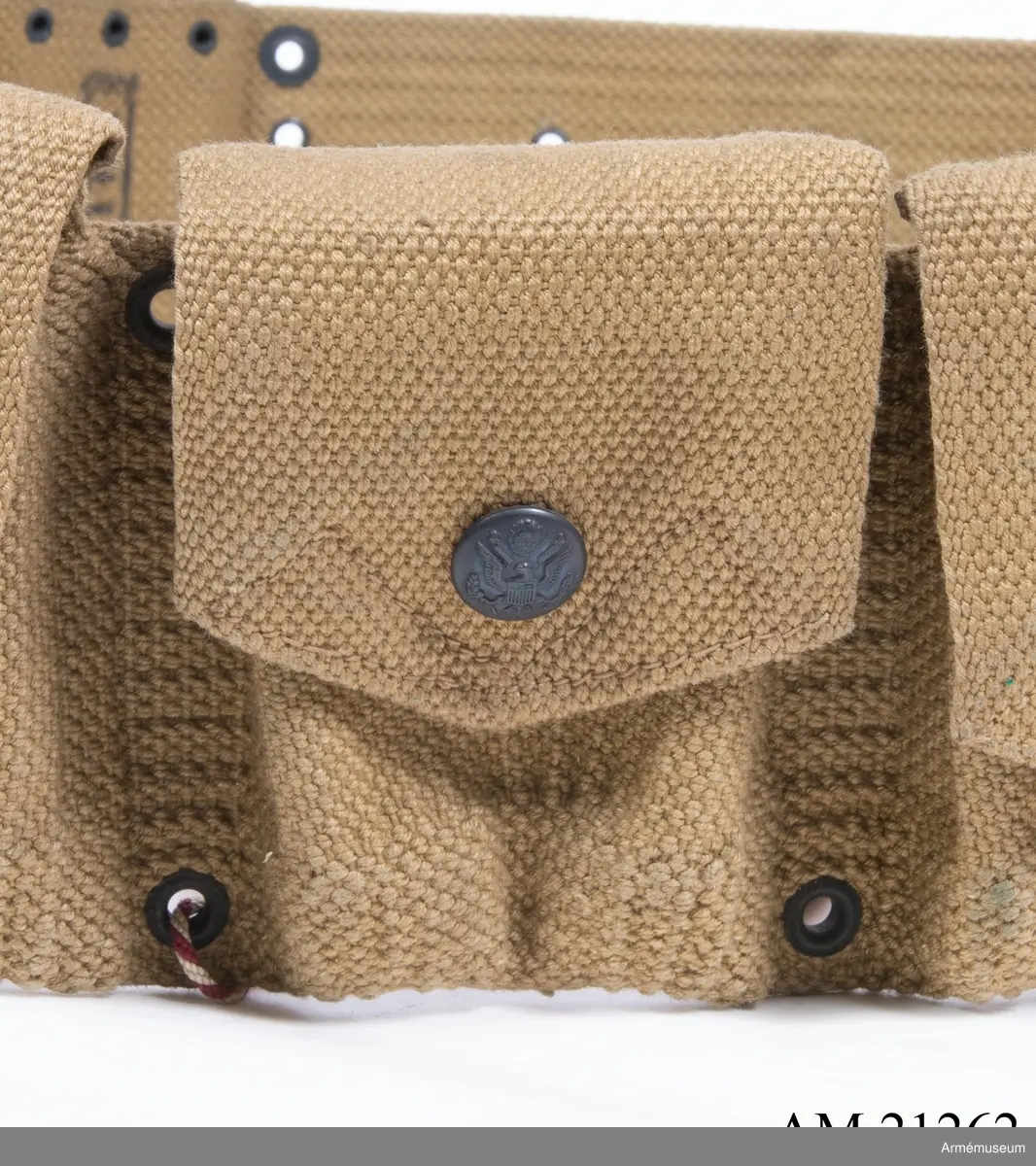 Grupp C II.
Av bomullstyg, "Webbing". Lock som stängs med knappar med det amerikanska statsvapnet, örn med sköld.
Enl Amerikanska uniformer ur Life 19 maj 1941. Sidan "Enlisted men" i "the field uniform" - soldat med lika- dant bälte och patronväskor. Sista sidan "11" två patronväskor.  Armeen album III. Die Armee der Vereinigten Staaten von Amerika. Von de Witt Clinton Falls. Morits Ruhl. Leipzig. Bilaga. Sida 5, 6: "Kadett. Felduniform" och "Uniform für kaltes Klima" med samma patronväskor. Beskrivning av kapten Granberg.