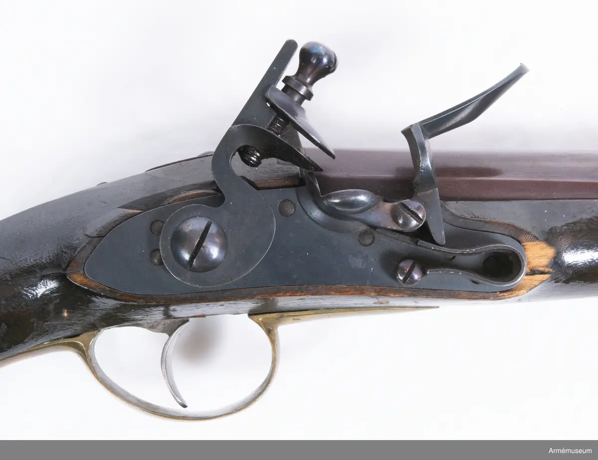 Pistol med flintlås.
Pipan är brungjord. Låset är blånerat. Pistolen har mässingsbeslag utom ryggbeslaget på kolven, vilket är av järn. På pipans kammarstycke finns en stämpel "Helvig inv.t" Kolven är märkt "I S", på vänster sida ovanför sidblecket.