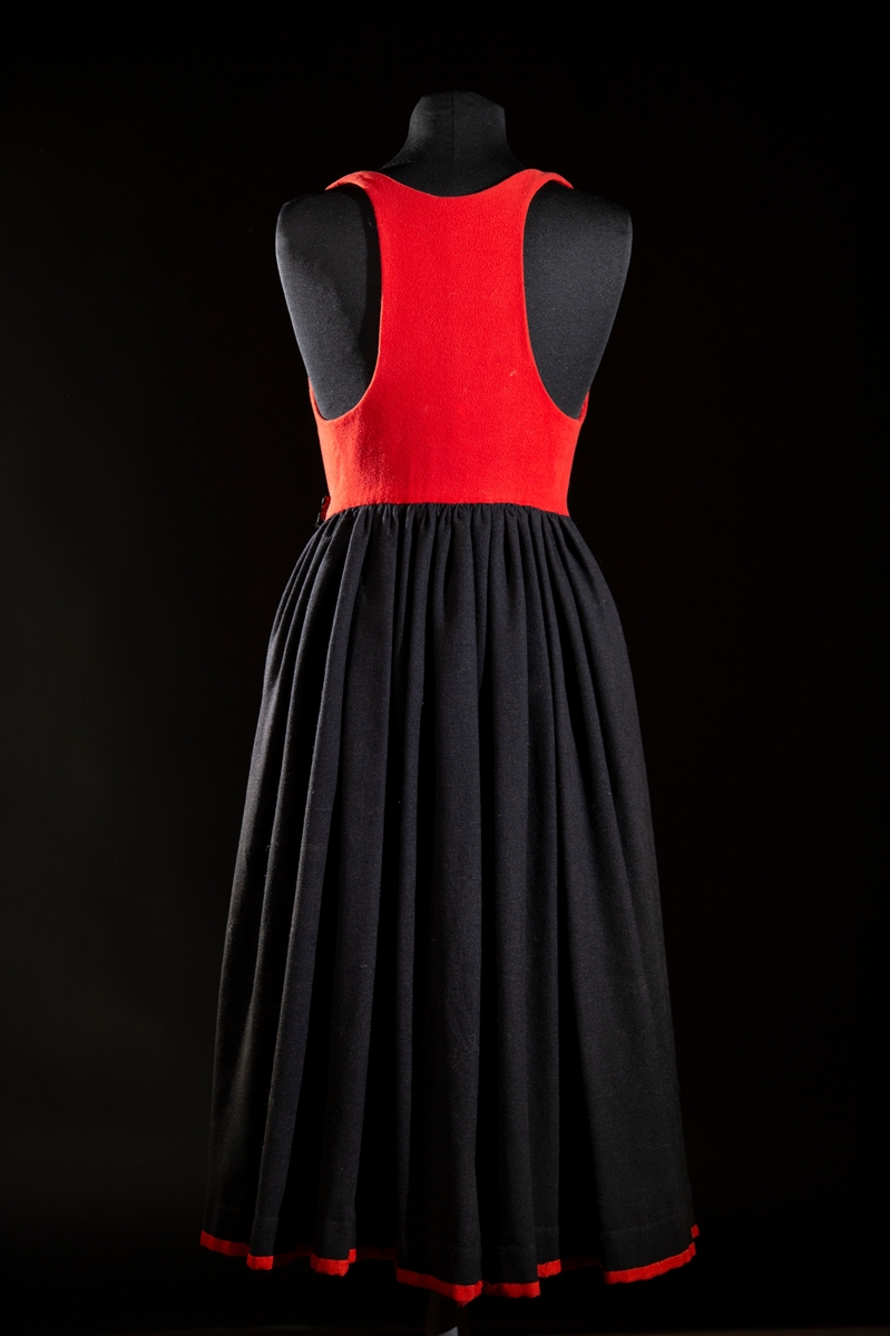 Dräktkomposition, svart livkjol med fastsytt liv av röd flanell.