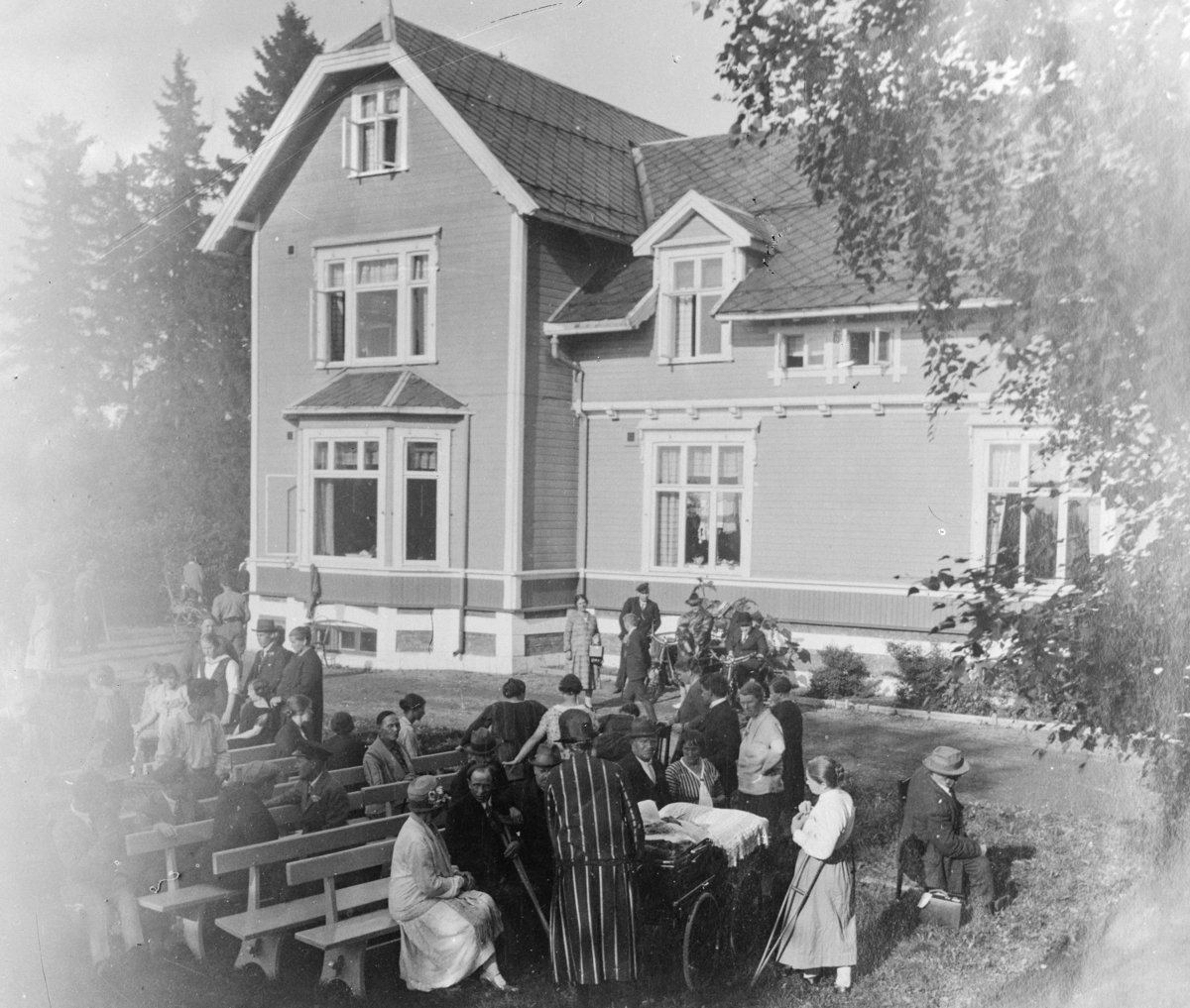 Lille Kjonerud, Bekkelaget, Stange. Østlandske Vanførelag, Østlandske Vanførehjem. Gruppe barn, voksne, utendørs, benker, bord, bespisning.