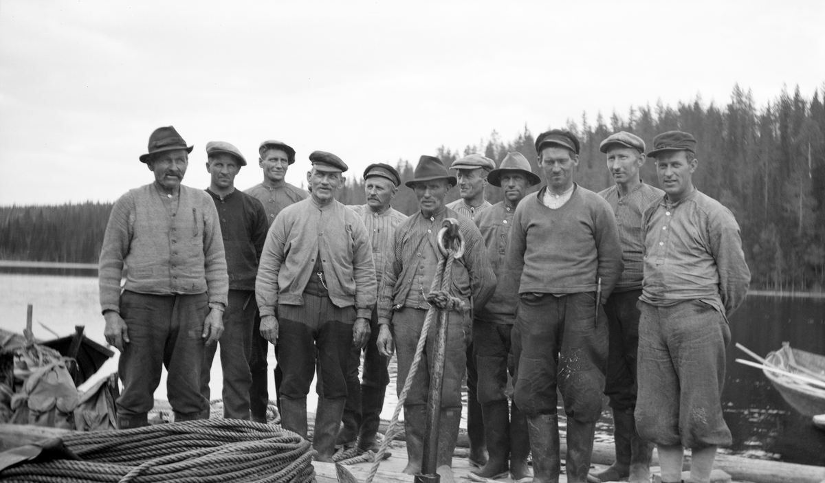 «Sølaget» på Osensjøen i 1932, et fløterlag på 11 mann. På baksida av en kopi av dette fotografiet, som henger i fløtersjefkontoret i Sørlistøa, finner vi navnende, dessverre bare med forbokstaver for fornavnene, noe som i et par tilfeller gjør det litt usikkert hvem han refererte til. Sett fra venstre skal være: H. Enga (antakelig Halvor Jonsen Engen [1865-1955]), J. Skarbekk (Juul Johansen Skjærbekk [1899-1983]), G. Jordet (Gudmund Kristensen Jordet [1884-1966]), O. Enga (antakelig Ola Jonsen Engen [1868-1956]). T. Sagbakken (sannsynligvis Theodor Torgalsen Sagbakken [1879-1940]), H. Haugen (sannsynligvis Hans Haugen [1869-1950] eller Helge Martinussen Haugen [1863-1943]), L. Nyberg (Lars Tollefsen Nyberg [1884-1946], A. Rødhammer [Adolf Martinsen Rødhammer [1892-1964]), G. Harviken (Georg Jensen Harviken [1897-1964]), A. Neby (Anders Johansen Neby [1897-1973]) og L. Pedersen (Leif Pedersen [1900-1977]), alle fra Søre Osen. Karene er avbildet på en spilleflate med dregg (anker) og trosse (tauverk) i forgrunnen. Alle er arbeidskledde med spilleflate, busseruller og hatter eller sixpenceluer. På begge sider av gruppa og spillflåten ligger det robåter. På motsatt side av vannet er det en morenerygg med furuskog.