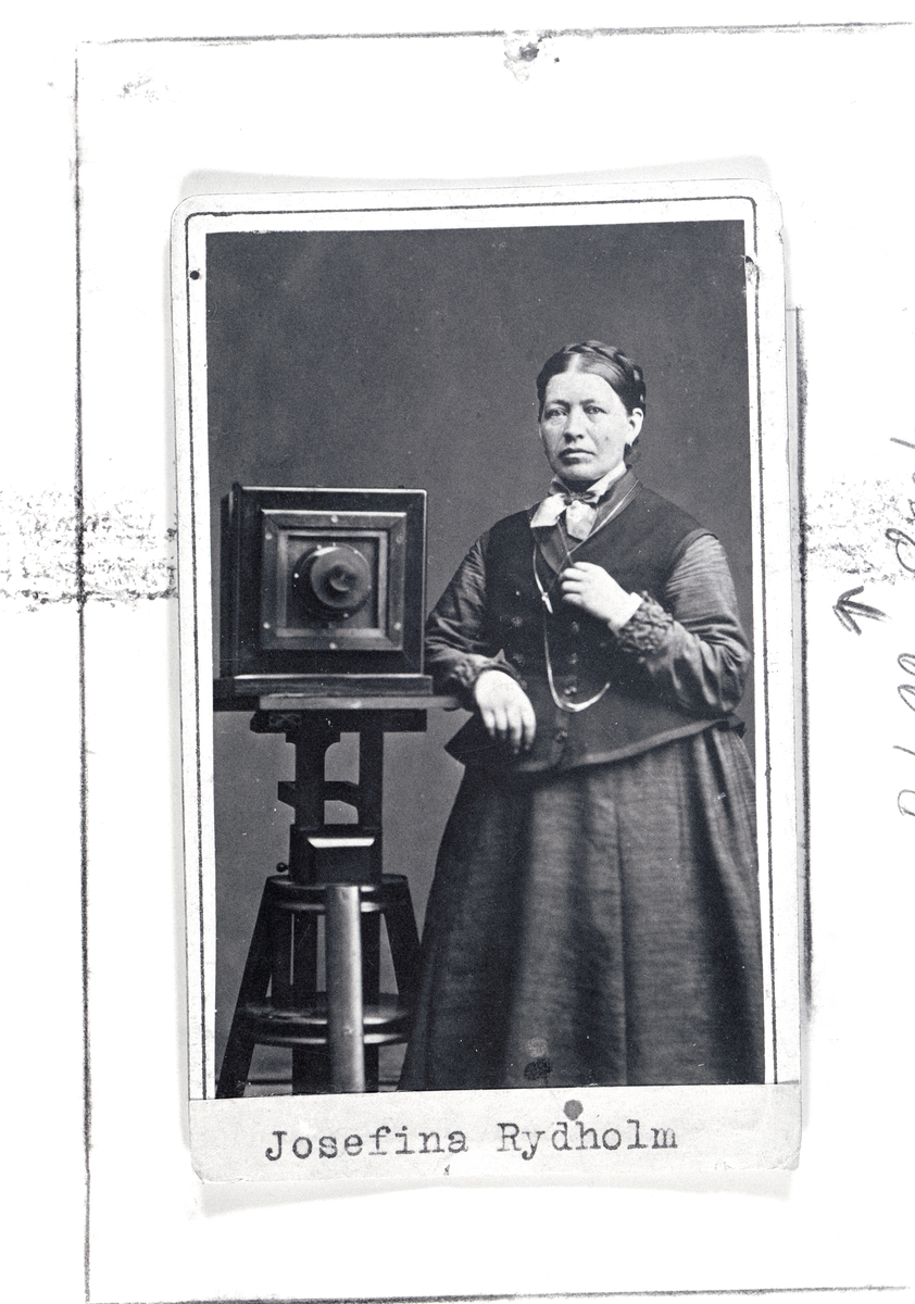 Fotograf Josefina Rydholm, självporträtt med kamera
