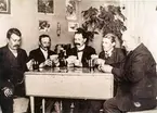 Kortspelare i grindstugan vid Teleborgs slott, ca. 1910.