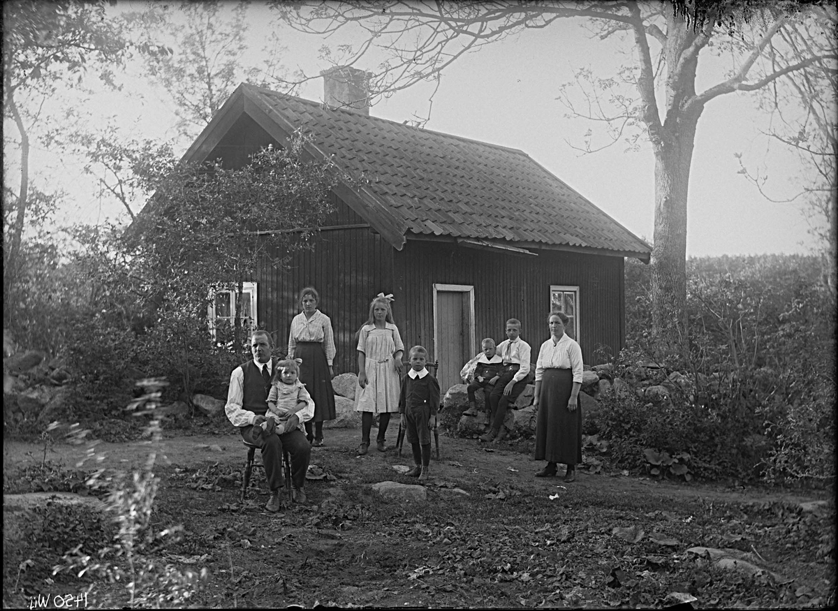 Fotografering beställd av Stenberg. Föreställer sannolikt arbetaren Karl Josef Stneberg Törnell (1878-1941) med hans hustru Selma Regina Gefvert (1881-1948) med deras barn Elna Linnéa (1903-1963), Margit Elisabet (1906-1990), Karl Åke (1908-1980), Nils Holger (1914-1995), Olof Harald (1916-1988) och Inga Mary Lovisa (1918-1993).