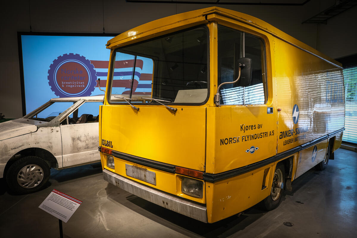 Elbil sett skrått forfra stilt ut på Norsk kjøretøyhistorisk museum.