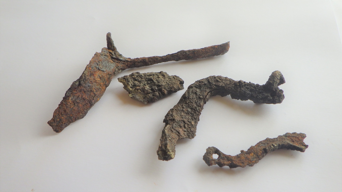 Trinsen mangler. Minner om spore hos Sigurd Grieg, Middelalderske byfunn s.329 fig.299.