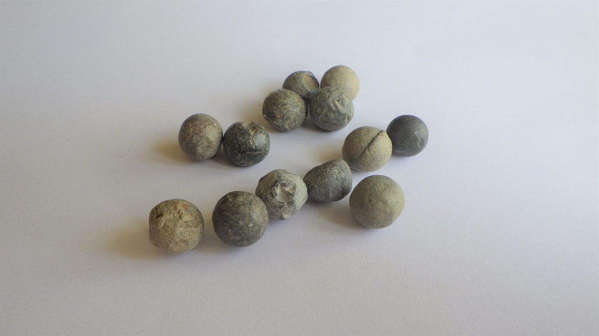 MALV: DIAM. 13-11, 5 MM V. 114 G, STØPT. KULEFORMET. TROLIG AMMUNISJON TIL JAKTVÅPEN. I FØLGE KAPT. AARUM FORSVARSMUSEET - PASSET KULENES MÅL IKKE TIL NOENAV KALIBERMÅLENE F. KALIBERTABELLER AV 18. 2 1794. 