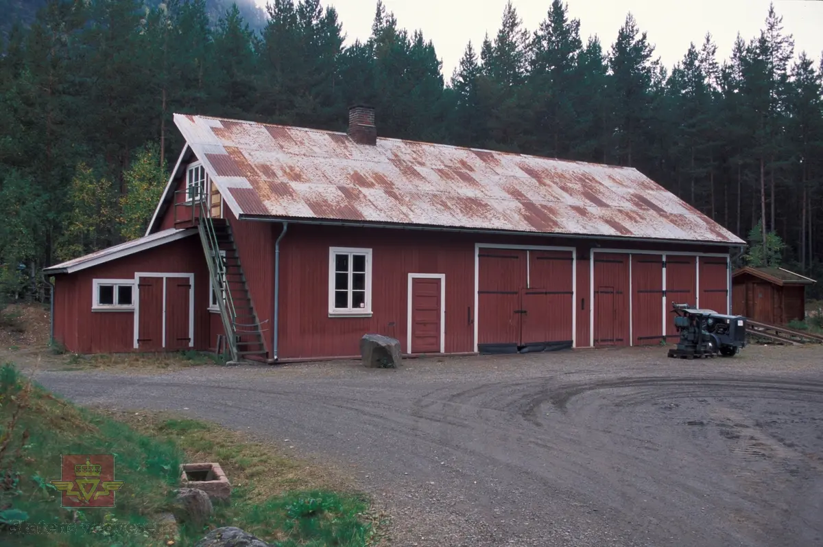 Bilde 1) Høydalsmo vegstasjon slik den står i dag ved Norsk vegmuseum. Foto: Ole Arvid Flatmark. 

Bilde 2) Høydalsmo vegstasjon slik den stod i Tokke, Telemark. Foto: Aslak Stø.

Bilde 3) Utstilling/visning på vegmuseet under åpningen 22.06.1992. Her er bilde fra verkstedet med reimdrift i taket på Høydalsmo vegstasjon. Smia er ved siden av verkstedet. Foto: Ukjent fotograf. 

Bilde 4 og 5) Gjenreising av Høydalsmo vegstasjon etter flytting til Norsk vegmuseum i 1989. Bildet viser håndverkerne fra venstre Magnar Jevnehagen, og Dagfinn Sveen på stigen. Foto: Aslak Stø.