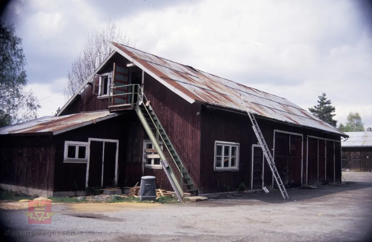 Bilde 1) Høydalsmo vegstasjon slik den står i dag ved Norsk vegmuseum. Foto: Ole Arvid Flatmark. 

Bilde 2) Høydalsmo vegstasjon slik den stod i Tokke, Telemark. Foto: Aslak Stø.

Bilde 3) Utstilling/visning på vegmuseet under åpningen 22.06.1992. Her er bilde fra verkstedet med reimdrift i taket på Høydalsmo vegstasjon. Smia er ved siden av verkstedet. Foto: Ukjent fotograf. 

Bilde 4 og 5) Gjenreising av Høydalsmo vegstasjon etter flytting til Norsk vegmuseum i 1989. Bildet viser håndverkerne fra venstre Magnar Jevnehagen, og Dagfinn Sveen på stigen. Foto: Aslak Stø.