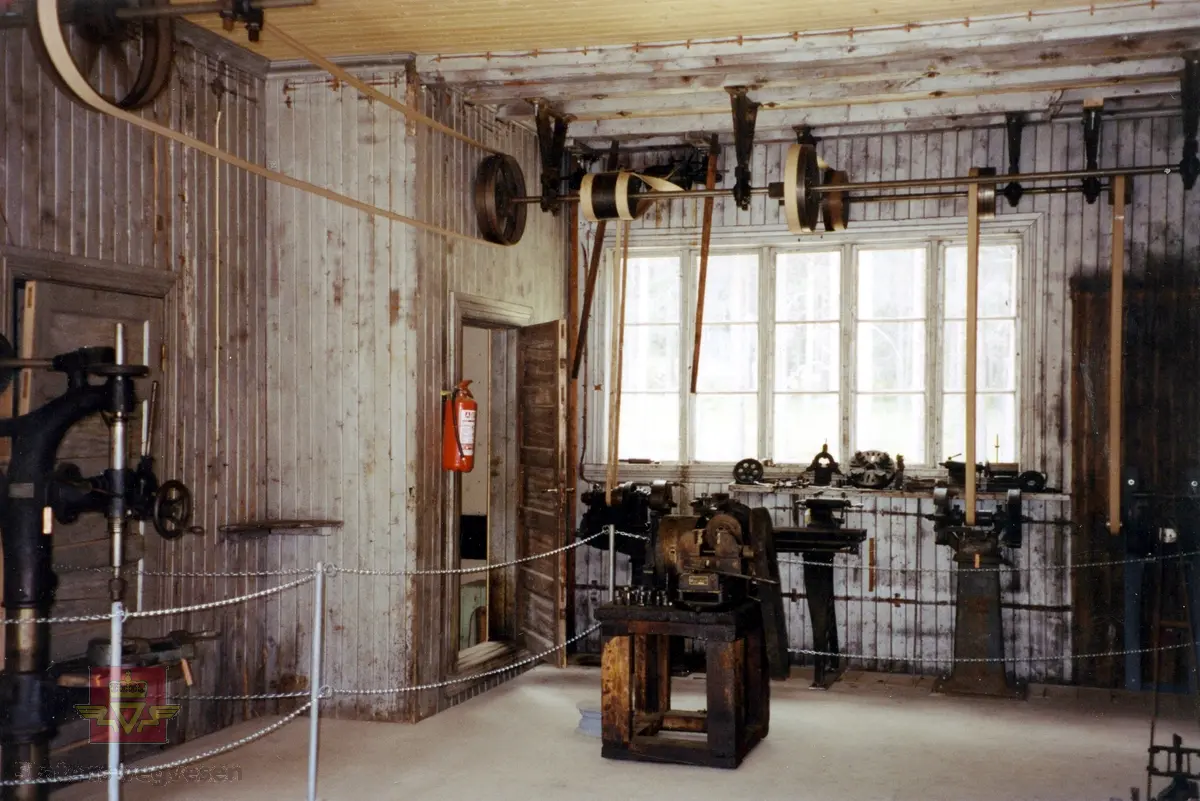 Bilde 1) Høydalsmo vegstasjon slik den står i dag ved Norsk vegmuseum. Foto: Ole Arvid Flatmark. 

Bilde 2) Høydalsmo vegstasjon slik den stod i Tokke, Telemark. Foto: Aslak Stø.

Bilde 3) Utstilling/visning på vegmuseet under åpningen 22.06.1992. Her er bilde fra verkstedet med reimdrift i taket på Høydalsmo vegstasjon. Smia er ved siden av verkstedet. Foto: Ukjent fotograf. 

Bilde 4 og 5) Gjenreising av Høydalsmo vegstasjon etter flytting til Norsk vegmuseum i 1989. Bildet viser håndverkerne fra venstre Magnar Jevnehagen, og Dagfinn Sveen på stigen. Foto: Aslak Stø.