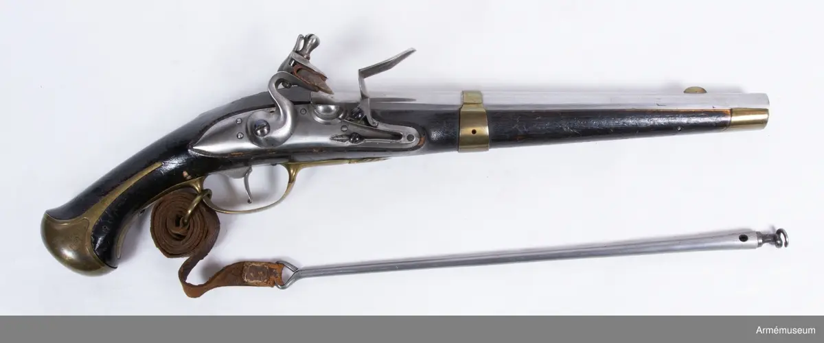 Projekt till räfflad pistol med tillhörande laddstock, krats och laddstocksrem. 
Loppet har 8 refflor. Beslag av mässing. På stockens V sida ovanför sidblecket är numret 12 inslaget.