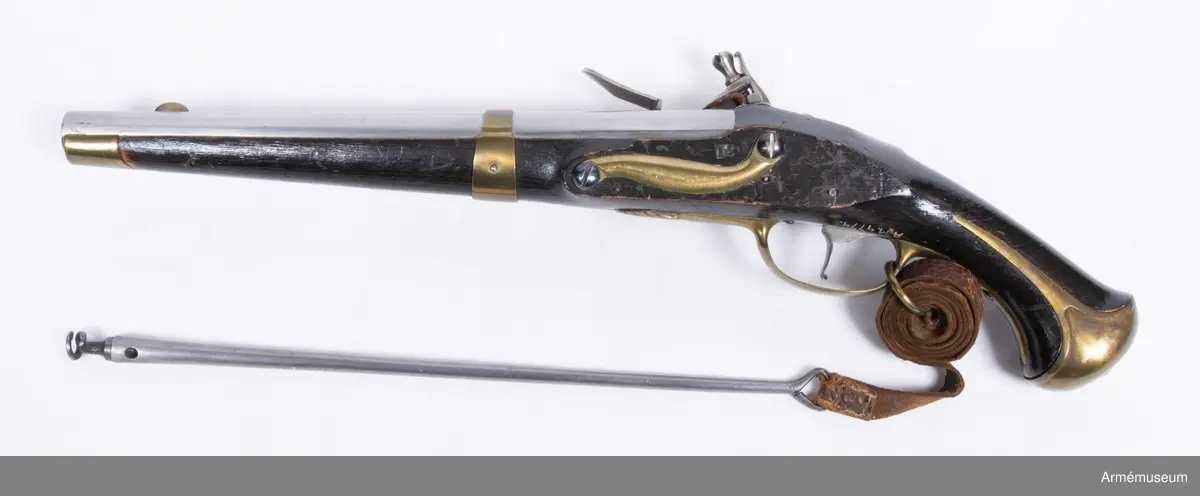 Projekt till räfflad pistol med tillhörande laddstock, krats och laddstocksrem. 
Loppet har 8 refflor. Beslag av mässing. På stockens V sida ovanför sidblecket är numret 12 inslaget.