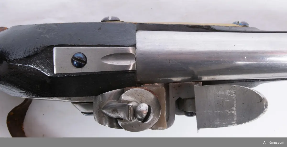 Projekt till räfflad pistol med tillhörande laddstock, krats och laddstocksrem. 
Loppet har 8 refflor. Beslag av mässing. På stockens V sida ovanför sidblecket är numret 12 inslaget.
