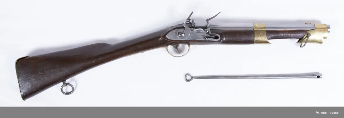 Grupp E III C.
Kort kavalleristudsare med flintlås.
På kammarstyckets översida förekommer en otydlig stämpel CA, samt på sidblecket en stämpel med PD. Helvigs konstruktion, försök i Sverige 1805-1807.