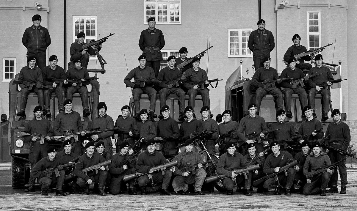 Kaserngården, den 11 november 1985


2. Beredkapspluton uppställd för fotografering framför kanslihuset
Bild 1 och 2. Plutonsbilder, där plutonchefen, kapten Tommy Jannerstad står i mitten.
Till v står fänrik Jan-Olof Säll och t h löjtnant Peter Hallgren.
Bild 3 till 7. Gruppbilder, där fk Säll är med på bilderna 6 och 7.