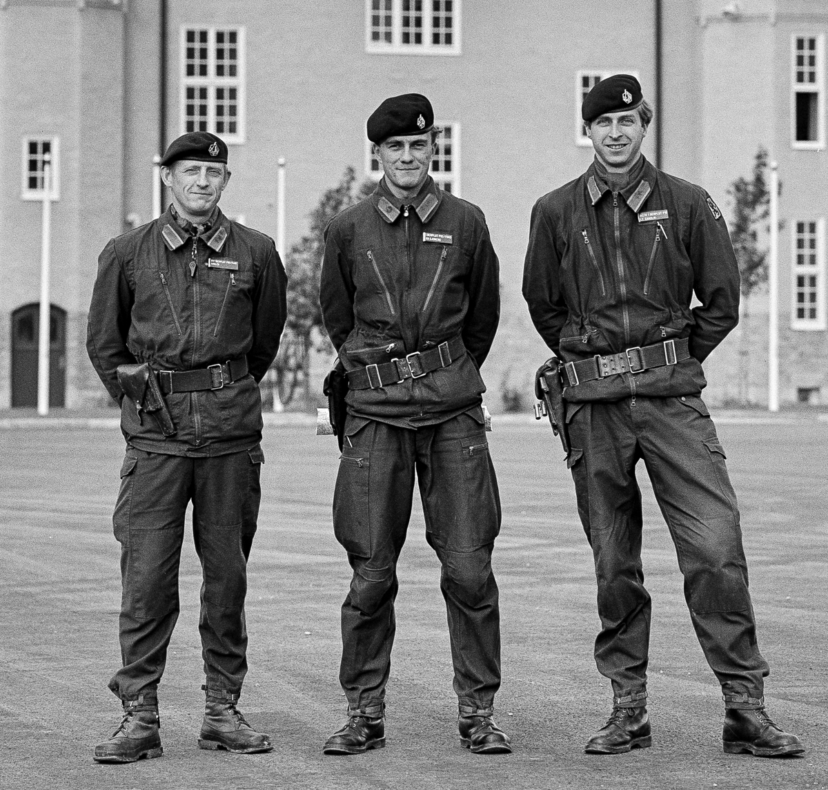 Kaserngården, den 17 september 1985


1. Beredkapspluton uppställd för fotografering framför matsalsklockan.
Bild 1 och 2: Plutonsbilder.
Bild 3 och 4: Löjtnant Esbjörn Sahlén, stf plutch, kapten Håkan Sjöberg, plutonchef och löjtnant Anders Ekholm.
Bild 5: Stab och tross.
Bild 6: En av skyttegrupperna.