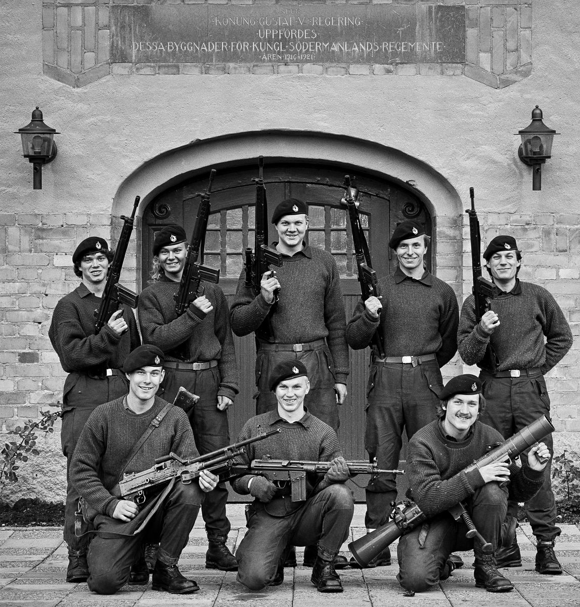 Kaserngården, den 11 november 1985


2. Beredkapspluton uppställd för fotografering framför kanslihuset
Bild 1 och 2. Plutonsbilder, där plutonchefen, kapten Tommy Jannerstad står i mitten.
Till v står fänrik Jan-Olof Säll och t h löjtnant Peter Hallgren.
Bild 3 till 7. Gruppbilder, där fk Säll är med på bilderna 6 och 7.