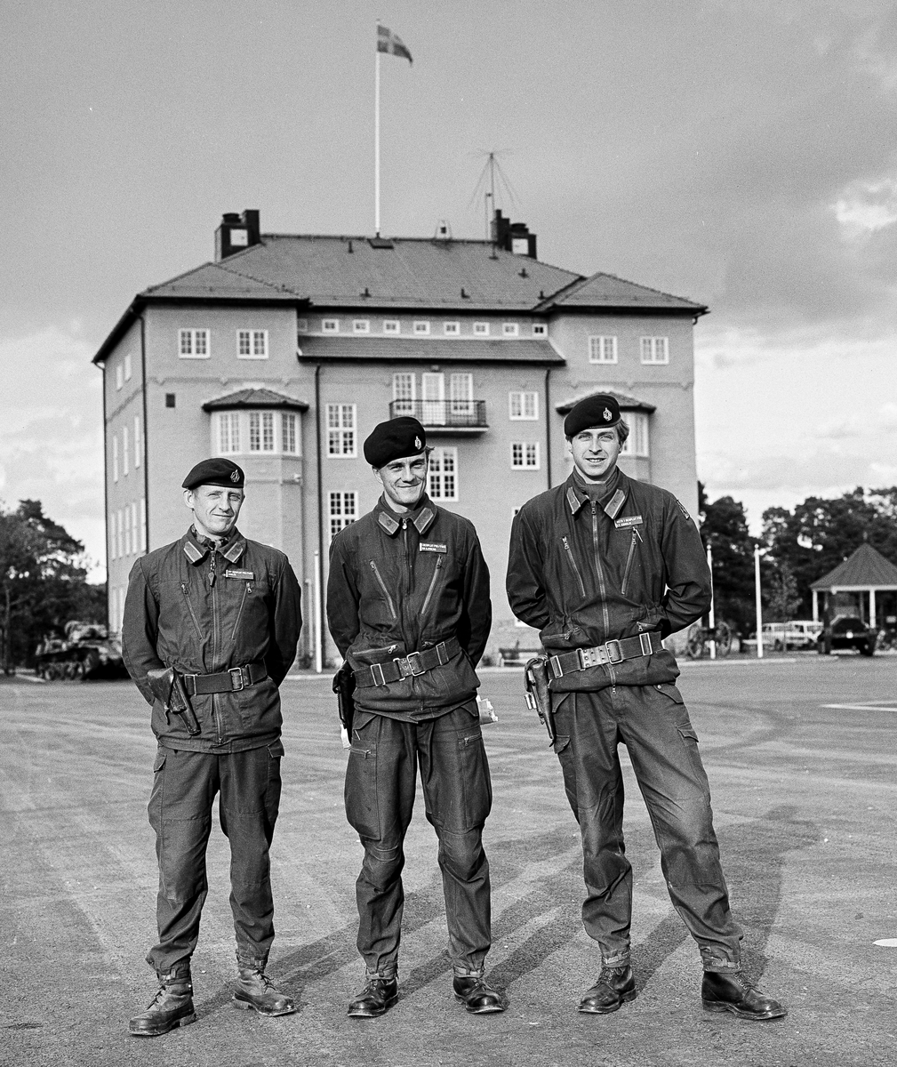 Kaserngården, den 17 september 1985


1. Beredkapspluton uppställd för fotografering framför matsalsklockan.
Bild 1 och 2: Plutonsbilder.
Bild 3 och 4: Löjtnant Esbjörn Sahlén, stf plutch, kapten Håkan Sjöberg, plutonchef och löjtnant Anders Ekholm.
Bild 5: Stab och tross.
Bild 6: En av skyttegrupperna.