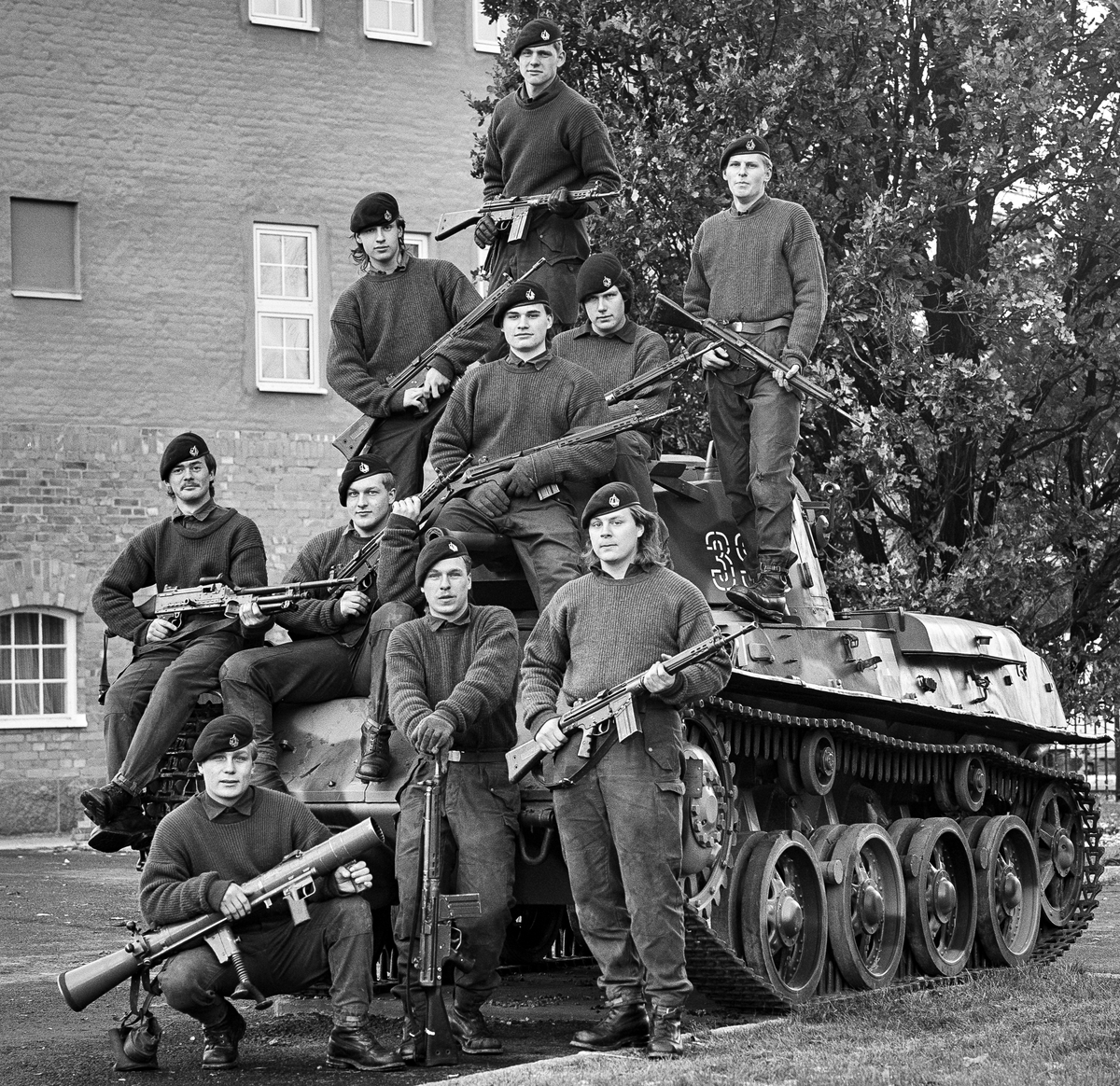 Kaserngården, den 11 november 1985


2. Beredkapspluton uppställd för fotografering framför kanslihuset
Bild 1 och 2. Plutonsbilder, där plutonchefen, kapten Tommy Jannerstad står i mitten.
Till v står fänrik Jan-Olof Säll och t h löjtnant Peter Hallgren.
Bild 3 till 7. Gruppbilder, där fk Säll är med på bilderna 6 och 7.