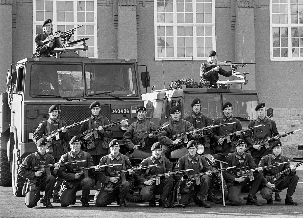 Kaserngården, den 17 september 1985


1. Beredkapspluton uppställd för fotografering framför matsalsklockan.
Bild 1 och 2: Plutonsbilder.
Bild 3 och 4: Löjtnant Esbjörn Sahlén, stf plutch, kapten Håkan Sjöberg, plutonchef och löjtnant Anders Ekholm.
Bild 5: Stab och tross.
Bild 6: En av skyttegrupperna.