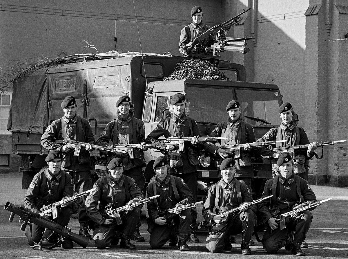 Kaserngården, den 17 september 1985


1. Beredkapspluton uppställd för fotografering framför matsalsklockan.
Bild 1 och 2: Plutonsbilder.
Bild 3 och 4: Löjtnant Esbjörn Sahlén, stf plutch, kapten Håkan Sjöberg, plutonchef och löjtnant Anders Ekholm.
Bild 5: Stab och tross.
Bild 6: En av skyttegrupperna.