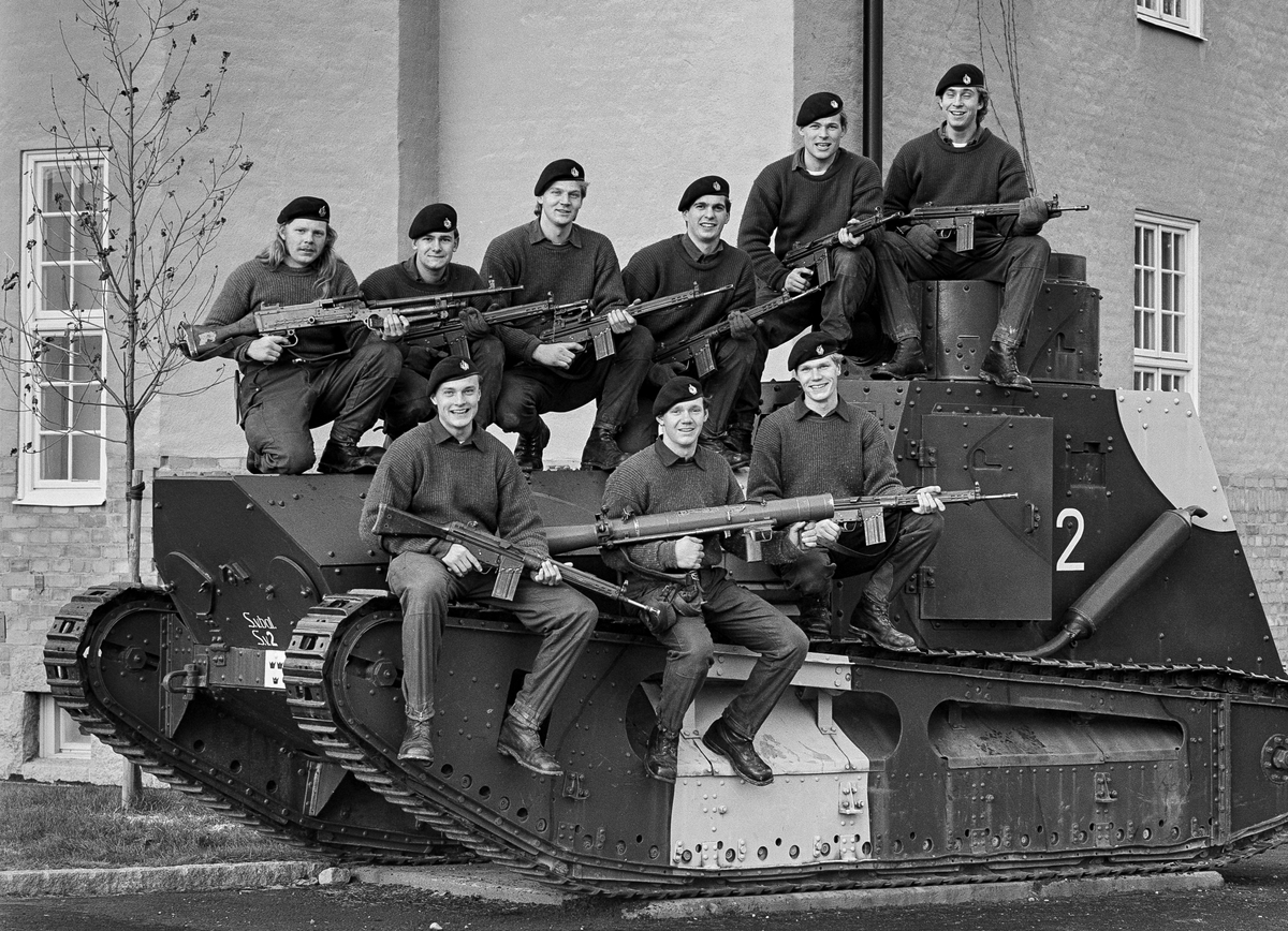Kaserngården, den 11 november 1985


2. Beredkapspluton uppställd för fotografering framför kanslihuset
Bild 1 och 2. Plutonsbilder, där plutonchefen, kapten Tommy Jannerstad står i mitten.
Till v står fänrik Jan-Olof Säll och t h löjtnant Peter Hallgren.
Bild 3 till 7. Gruppbilder, där fk Säll är med på bilderna 6 och 7.