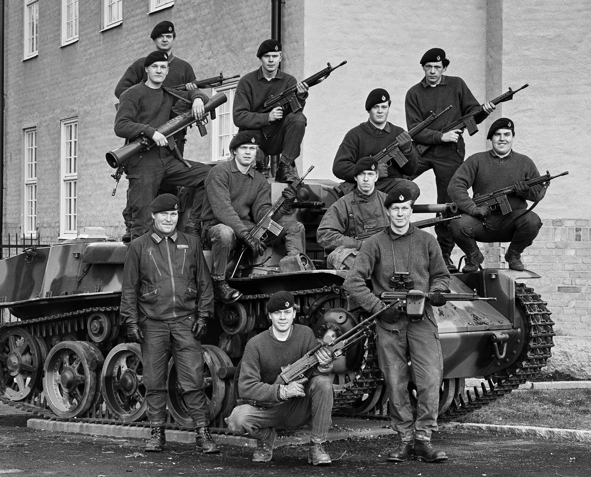 Kaserngården, den 11 november 1985


2. Beredkapspluton uppställd för fotografering framför kanslihuset
Bild 1 och 2. Plutonsbilder, där plutonchefen, kapten Tommy Jannerstad står i mitten.
Till v står fänrik Jan-Olof Säll och t h löjtnant Peter Hallgren.
Bild 3 till 7. Gruppbilder, där fk Säll är med på bilderna 6 och 7.