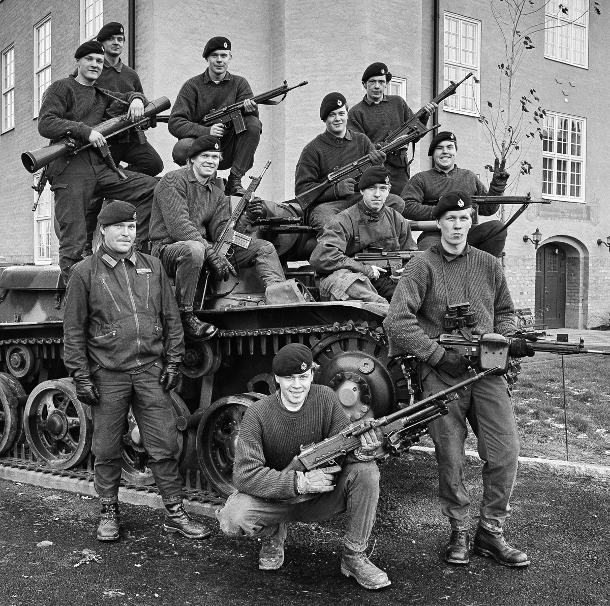 Kaserngården, den 11 november 1985


2. Beredkapspluton uppställd för fotografering framför kanslihuset
Bild 1 och 2. Plutonsbilder, där plutonchefen, kapten Tommy Jannerstad står i mitten.
Till v står fänrik Jan-Olof Säll och t h löjtnant Peter Hallgren.
Bild 3 till 7. Gruppbilder, där fk Säll är med på bilderna 6 och 7.
