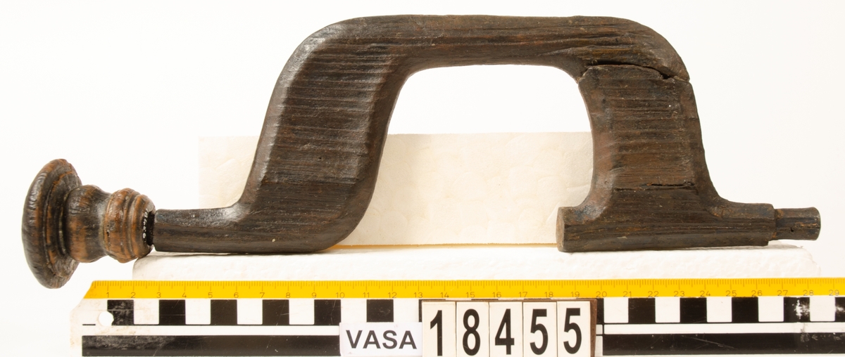 Ett skaft till en borr, sk borrsväng. Skaftet har fasade ytterkanter. Skaftet, som tidigare varit avbrutet, har fogats samman av konserveringsenheten 1996.

Skaftet är välbevarat. På skaftets yta syns blå utfällningar.

För mer information se Dokumentationsblankett under Referenser – Länkade filer.


Text in English: The handle of a brace.

Cranked wooden handle with bevelled sides. Previously broken, repaired by the Conservation Laboratory in 1996.

Well preserved. Blue precipitations on surface.

For more information see the Documentation form under References – Linked files.